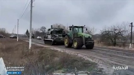 مزارع أوكراني يستولي على دبابة روسية ويسحبها بجرّاره