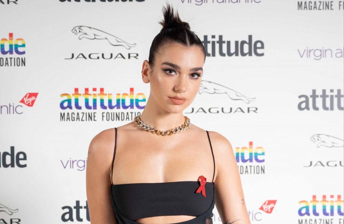 Dua Lipa: Mobbing half ihr bei der Kunst