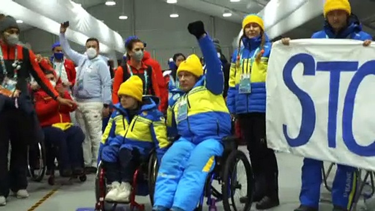 Pechino, le Paralimpiadi di aprono con un flash mob per la pace in Ucraina