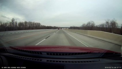 Une roue perdue a traversé l'autoroute et est passé sous un camion