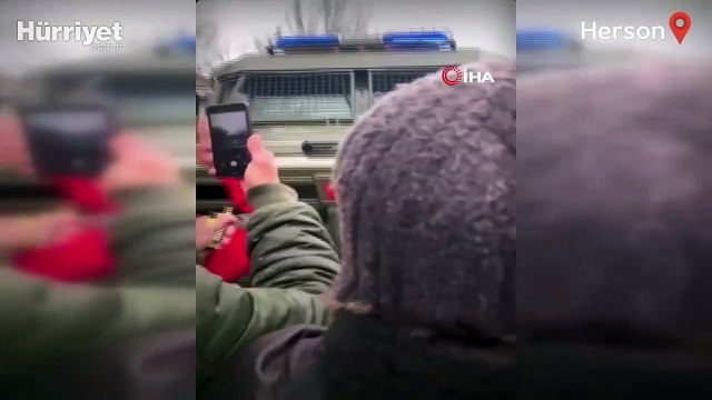 Herson halkı Rus tankına geçit vermedi: Evinize dönün