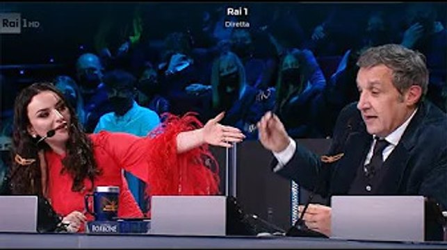 Il cantante mascherato, Arisa infastidita da Flavio Insinna fa una richiesta a Milly Carlucci: Non