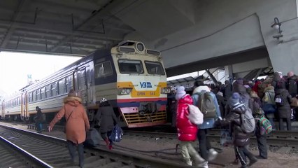 Russische Truppen vor Kiew, Frauen und Kinder verlassen die Stadt