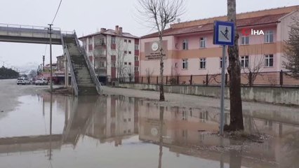 Üst geçidin önünü su bastı, yayalar çözümü kendileri üretti