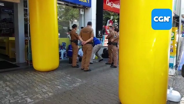 Homem é esfaqueado após briga no Centro de Cascavel e envolvidos começam o dia na delegacia