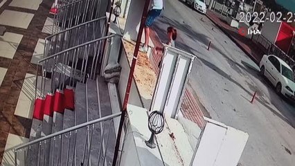 Asansörlü utanç duvarı... Turistler duvardan atlayarak alışveriş yaptı, işyeri sahipleri isyan etti