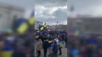 Ukrayna'da halk, kentlerine giren Rus askerlerini protesto ediyor