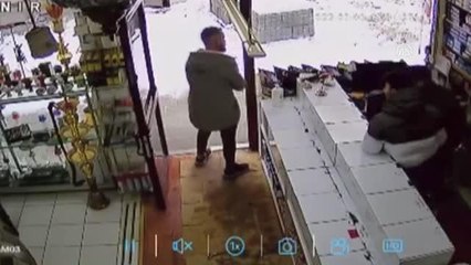 Son dakika haberi... Kar kütlesinin çatıdan düşme anı güvenlik kamerasına yansıdı