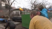 Guerre en Ukraine: la fureur d'un habitant d'Irpin, face à sa maison touchée par des obus russes