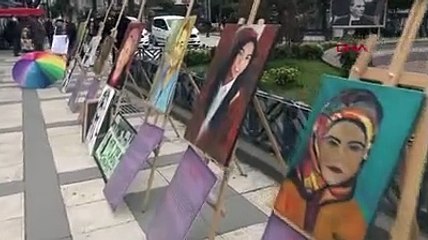 Öldürülen kadınları, sembolik olarak bıraktıkları kadın ayakkabıları ve resimleri ile andılar
