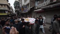 Pakistan'da Şiilere ait camiye düzenlenen intihar saldırısında ölenlerin cenaze namazı kılındı