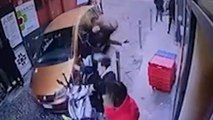 Napoli, auto travolge persone in un vicolo: strage sfiorata, ferita bambina di 11 annia (05.03.22)