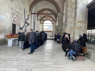 İstanbul'da otelin balkonundan düşmesi sonucu ölen kadın Edirne'de defnedildi