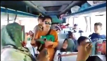 pengamen bus anyer di sawer emak-emak
