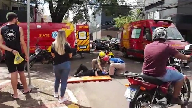 Dois homens ficam feridos em colisão entre motos no Centro de Cascavel
