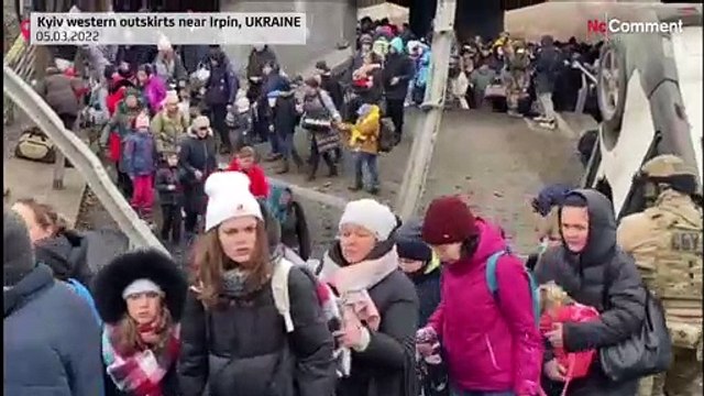 Kiev'den ayrılan Ukraynalılar, Irpin Nehri'ni köprü yıkıldığı için yürüyerek geçiyor