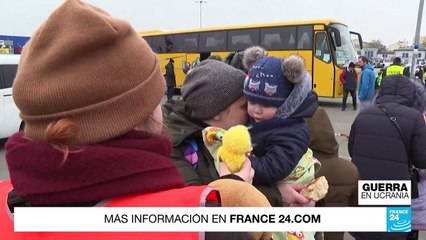 Niños ucranianos abandonan su país bajo condiciones muy duras