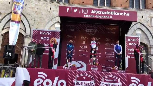 Ciclismo, Strade Bianche di Siena: il podio con Pogacar che festeggia la vittoria