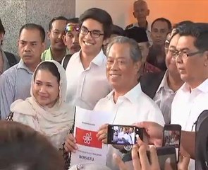 Muhyiddin serah permohonan daftar Bersatu kepada ROS