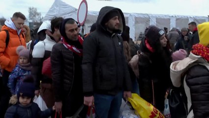 كاميرا الجزيرة ترصد وصول اللاجئين من أوكرانيا إلى بولندا