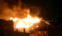 Esenler'de 5 katlı binanın çatı katı alev alev yandı
