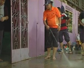 Polis bantu mangsa banjir bersihkan kediaman