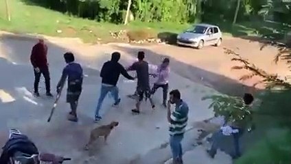 Le quitaron las muletas para pelearse y lo dejaron tirado