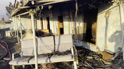 동해시 주택 70여 채 소실...강풍특보 해제에 진화 속도 기대 / YTN