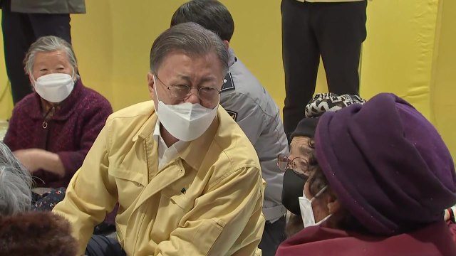 문 대통령, 산불 피해 현장 방문...이재민 위로 / YTN