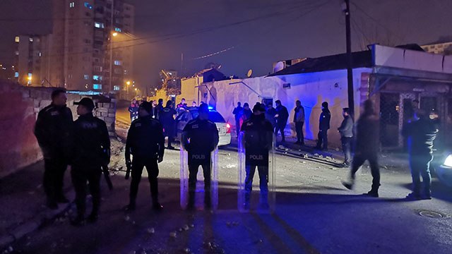 Husumetli iki grup birbirine girdi, mahalle karıştı