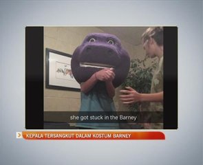 Kepala tersangkut dalam kostum Barney