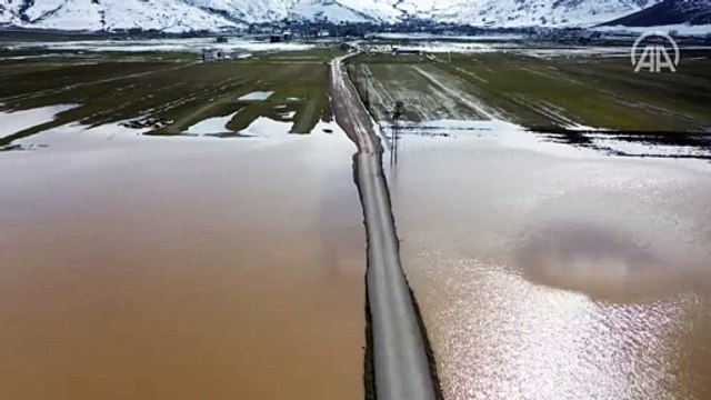 Muş Ovası'nda bazı bölgeler eriyen kar ve sağanak nedeniyle suyla kaplandı
