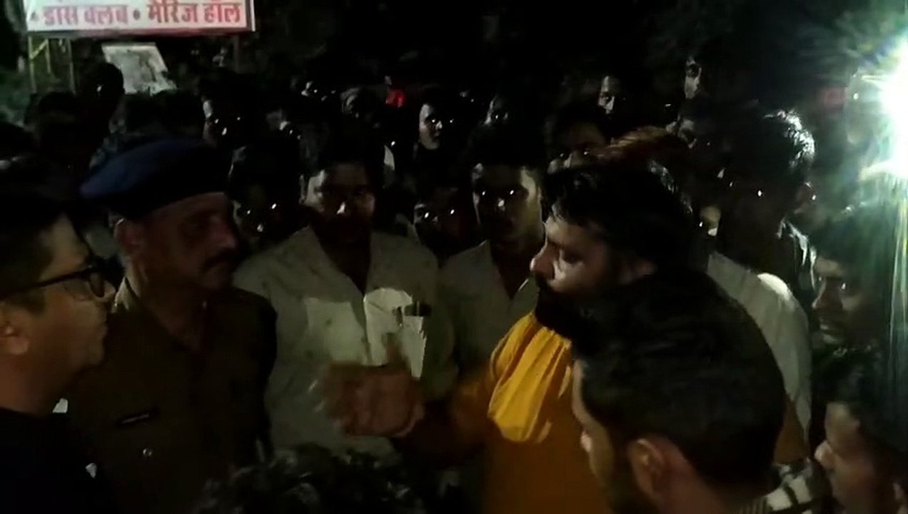 डम्पर से कुचलकर बाइक सवार दो जनों की मौत, मुआवजे की मांग, हंगामा-प्रदर्शन से सड़क जाम