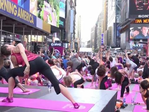 Thousands of yogis hit Times Square to welcome summer