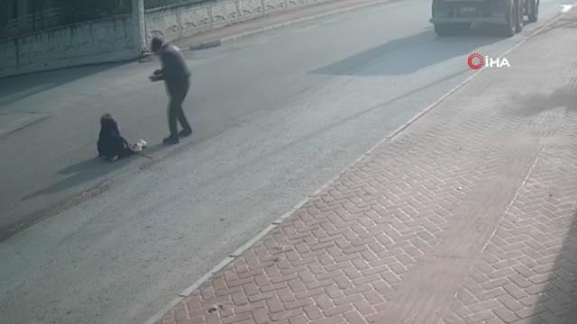 Sokak köpeklerinden kaçan küçük kız kamyonun altında kaldı, o anlar kameraya yansıdı