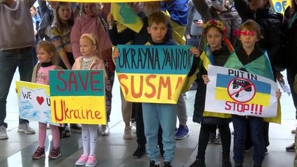 ANTALYA'DAKİ UKRAYNALILARDAN SAVAŞ PROTESTOSU