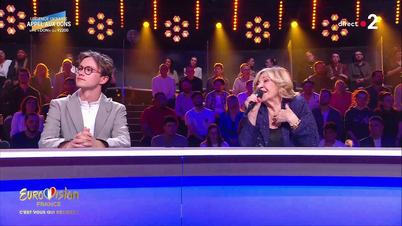 Accrochage hier soir entre Nicoletta et la chanteuse Yseult qui se lève et s'en prend à l'interprète de "Mamy Blue" qui a osé émettre une légère critique : "Ça va finir en baston générale !"