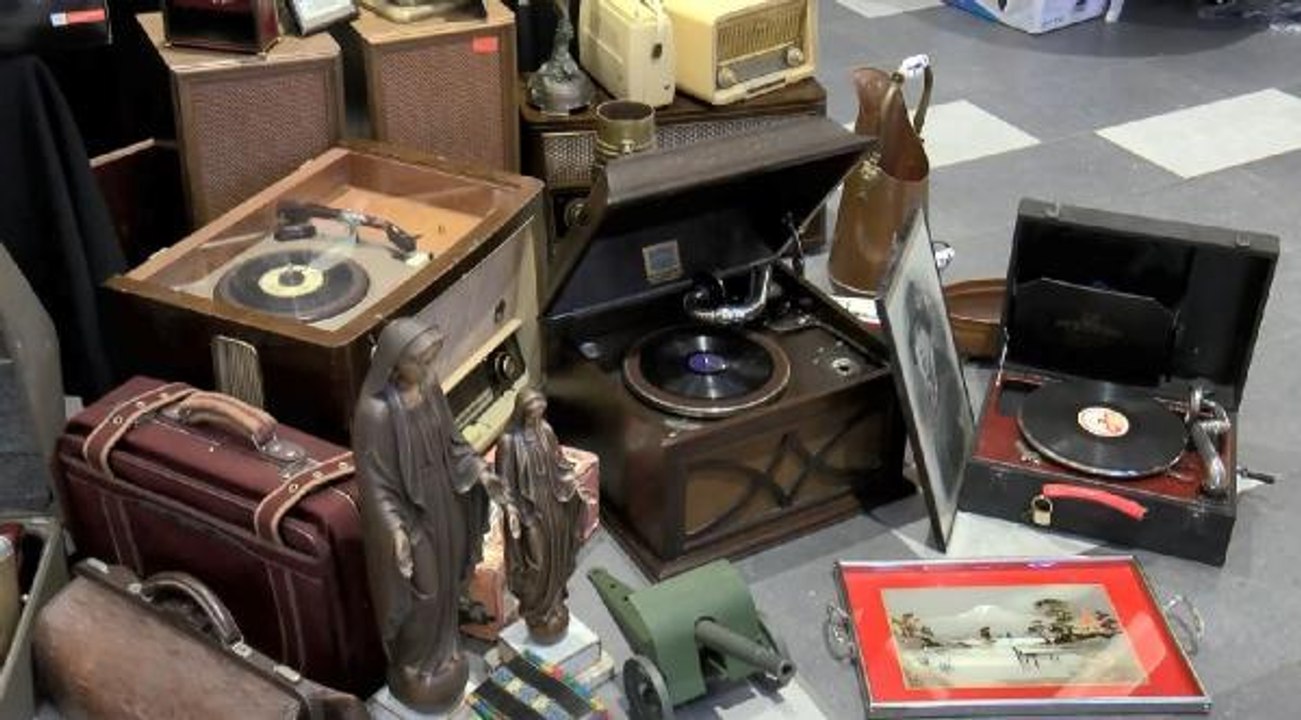 AVM'DE ANTİKA STANDI AÇIP, MEZAT YAPTILAR