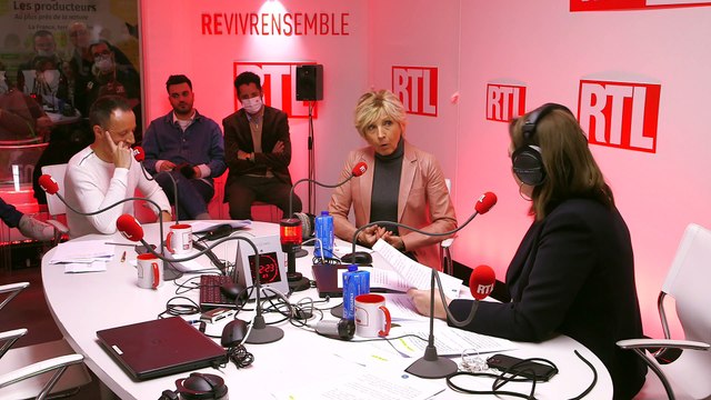 Evelyne Dhéliat sur ses vêtements