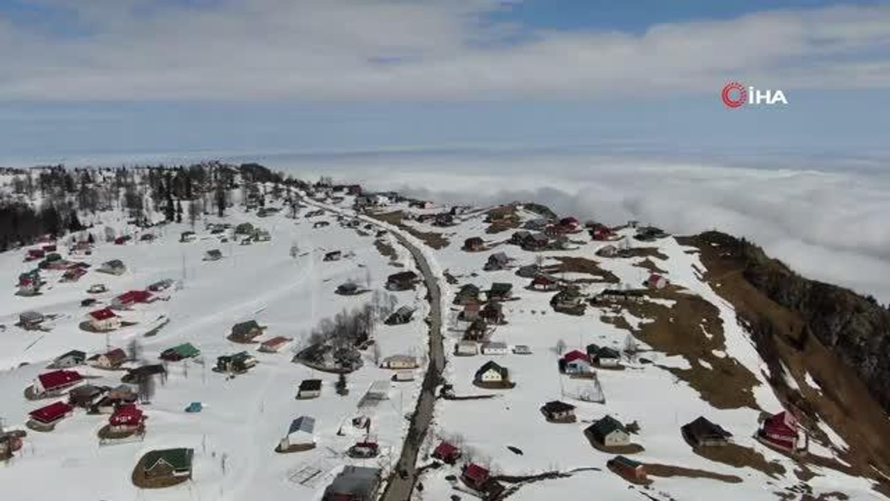 Sis denizinde yüzen Trabzon yaylaları seyrine doyumsuz manzaralar sunuyor