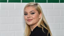 FEMME ACTUELLE - Louane bientôt mannequin ? En pleine Fashion week parisienne, la chanteuse défile pour une célèbre marque de prêt-à-porter