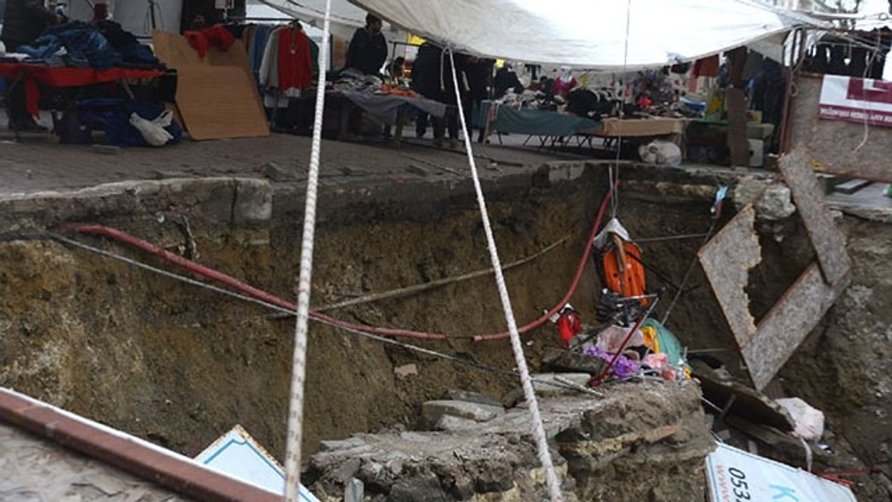 Avcılar’da semt pazarında kaldırım çöktü