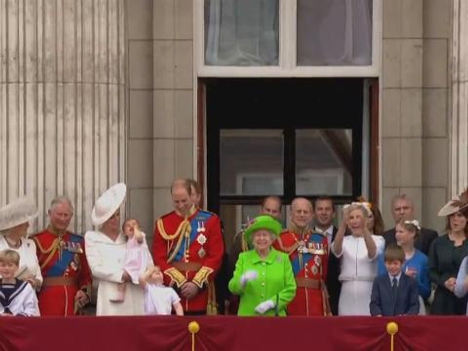 Britain's queen wows in green at 90th birthday parade
