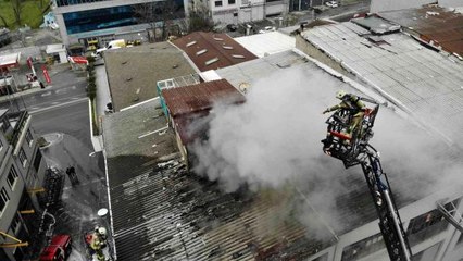 Son dakika haberleri: Eyüpsultan'da mobilya imalathanesinin çatısında yangın