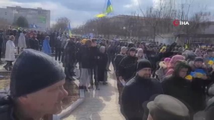 Herson'da halk Rusya'nın saldırılarına karşı sokaklara döküldü