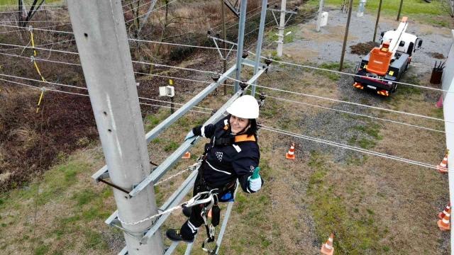 Onu elektrik direği üzerinde gören dönüp bir daha bakıyor... Zihinlerdeki algıları metrelerce yükseklikte tersine çeviren kadın elektrikçi