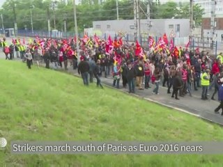Strikers march south of Paris as Euro 2016 nears
