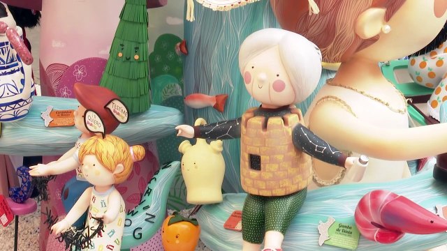 Artistas falleros celebran acabar el ciclo de Fallas en su calendario tradicional