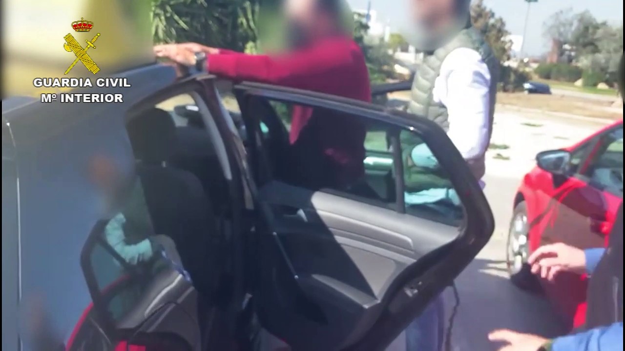 Detenido el dueño de una autoescuela y dos personas que hacían el examen práctico a nombre de otros