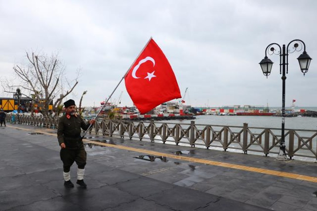 Şehitler için İstanbul'dan Çanakkale'ye yürüyor